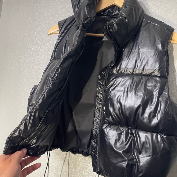 Vuori Women's Hudson Black Puffer Vest - Size M - Picture 5 of 8